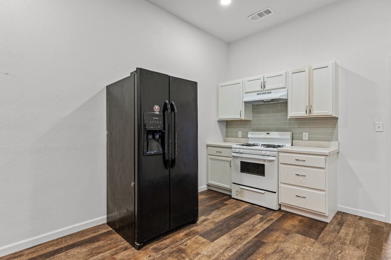 1915 McKenzie Avenue - Photo 2 of 8