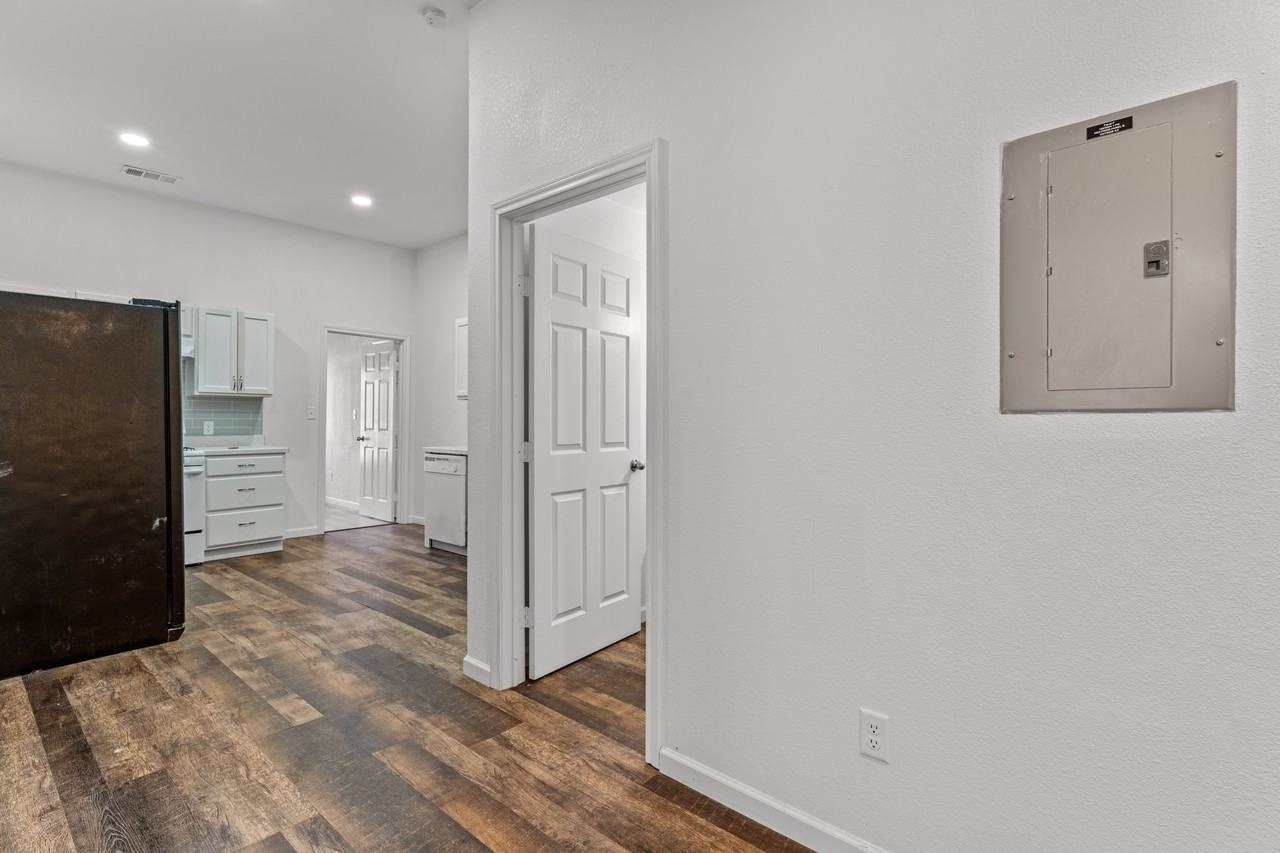 1915 McKenzie Avenue - Photo 3 of 8