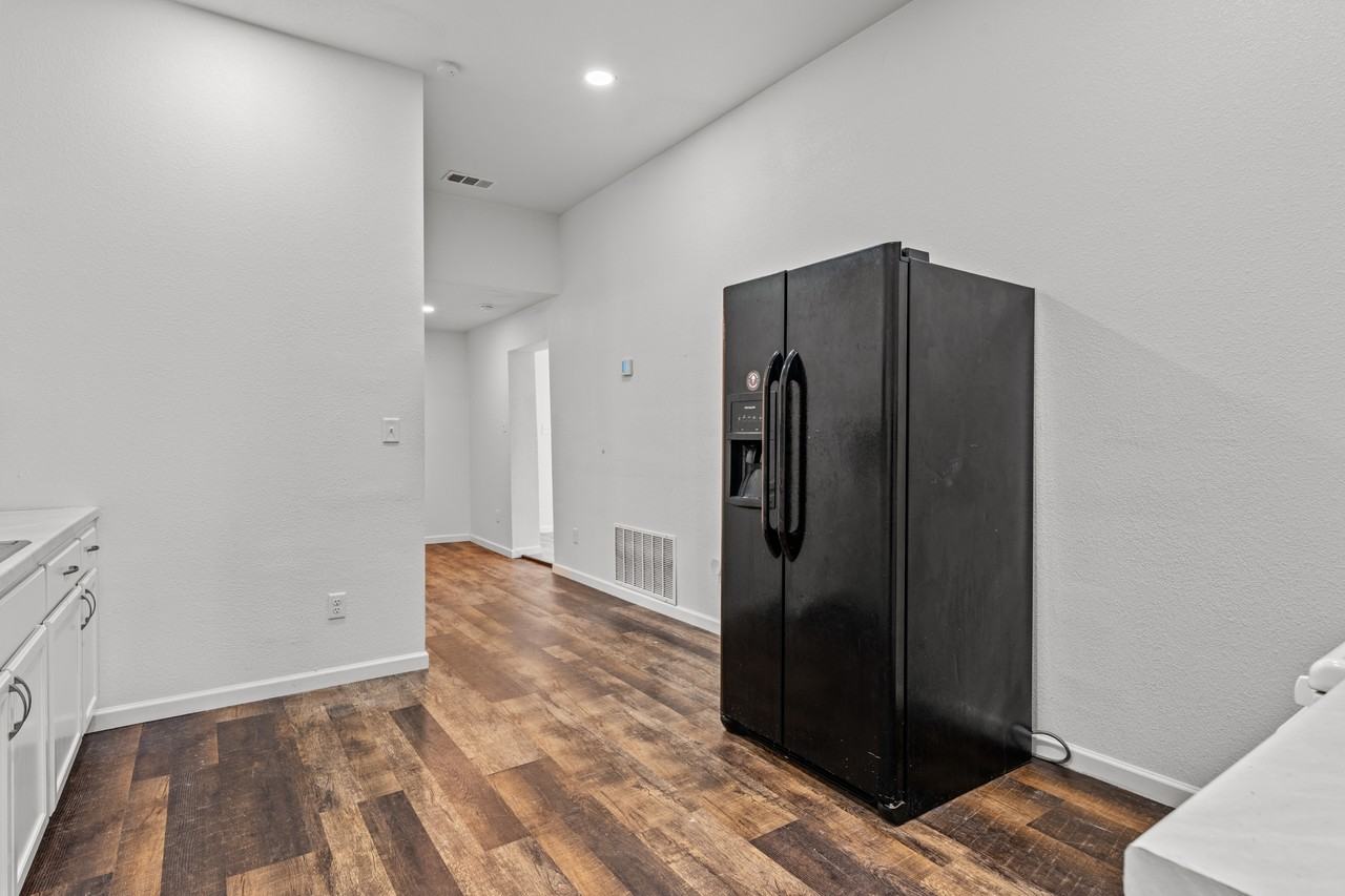 1915 McKenzie Avenue - Photo 6 of 8