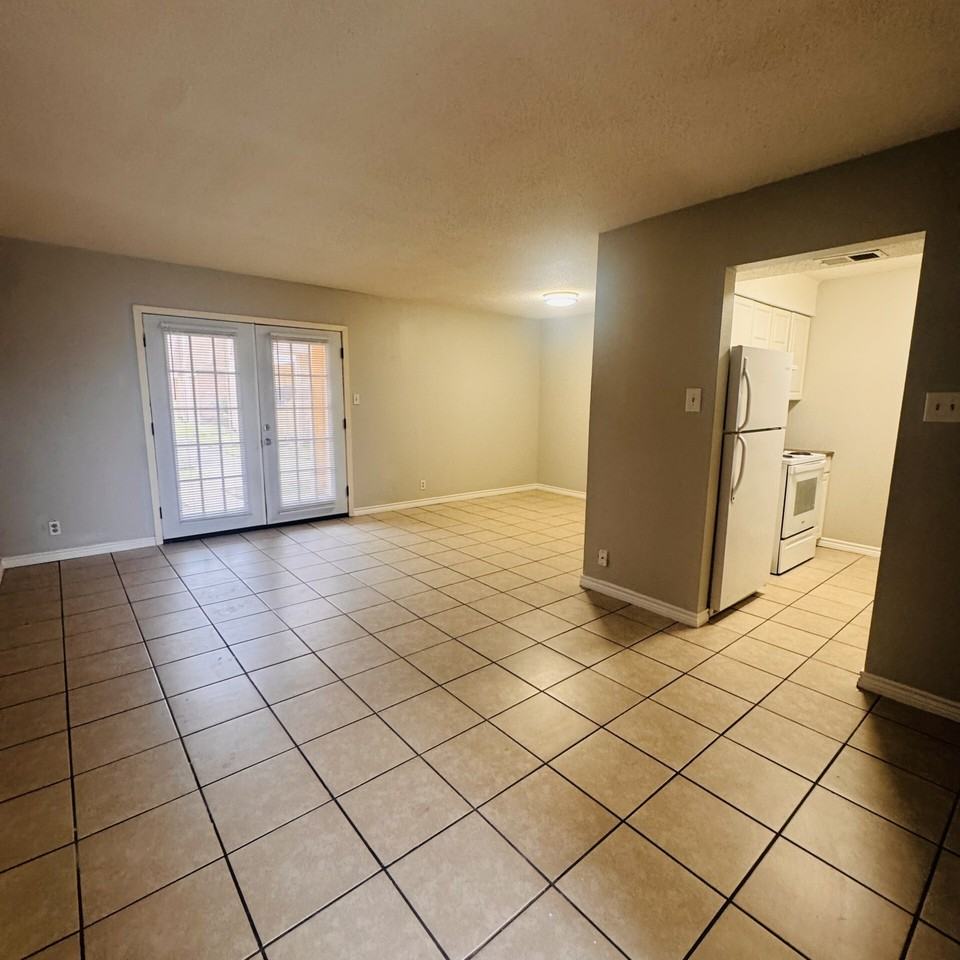 881 Ridgewood Dr - Photo 3 of 12