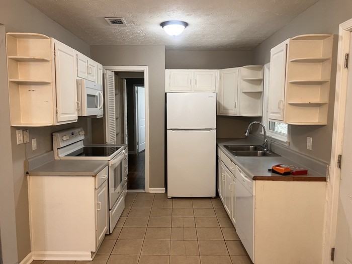 227 Goldie Dr Se - Photo 4 of 10