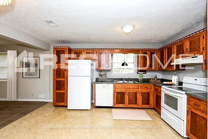 662 Fairhaven Blvd - Photo 3 of 18