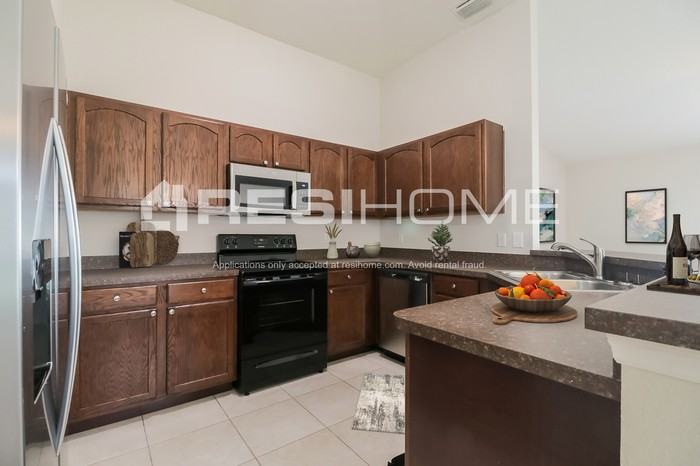 352 Lake Eloise Pointe Dr - Photo 2 of 20