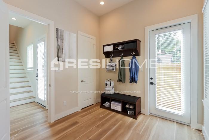 5722 Beall St #E - Photo 6 of 24