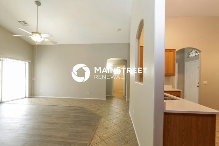 12409 W Apache St - Photo 5 of 16