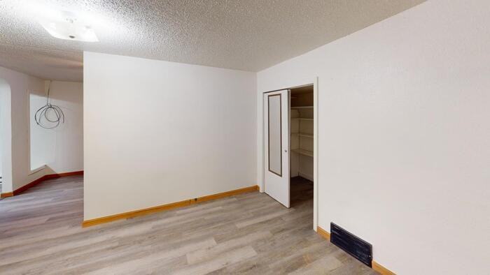 201 5th St Ne #4 - Photo 4 of 7