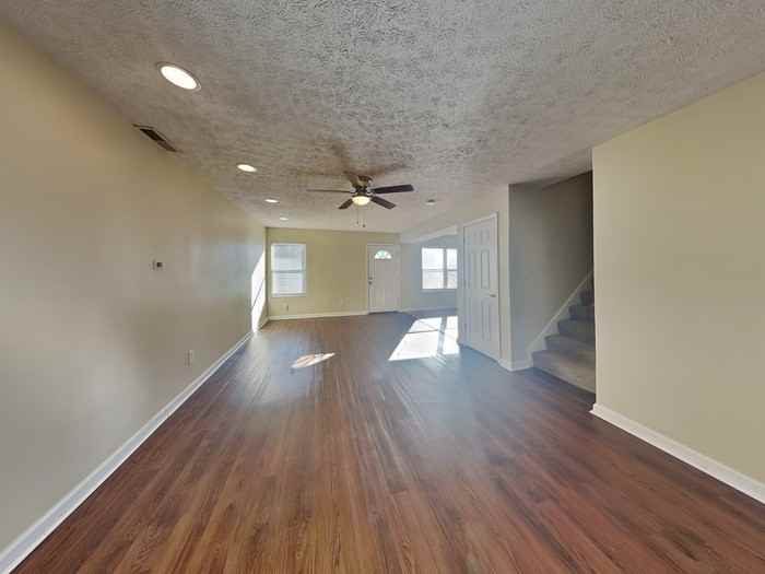 11101 Waterfield Ln - Photo 4 of 21