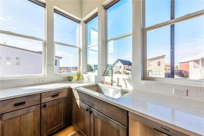 5805 Toscana Ave - Photo 3 of 9