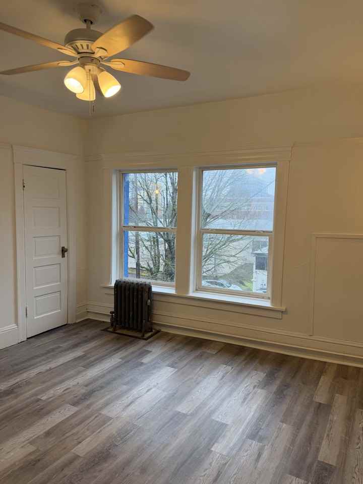 1717 W Burnside St #NA - Photo 2 of 6