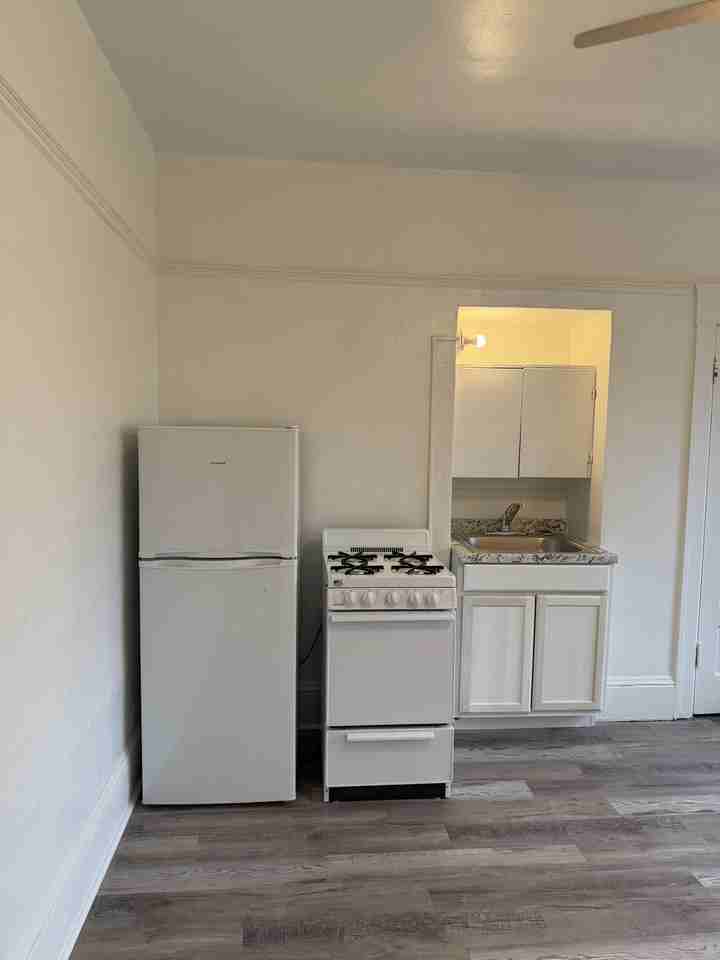 1717 W Burnside St #NA - Photo 3 of 6