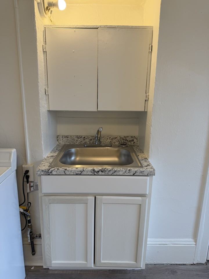 1717 W Burnside St #NA - Photo 4 of 6