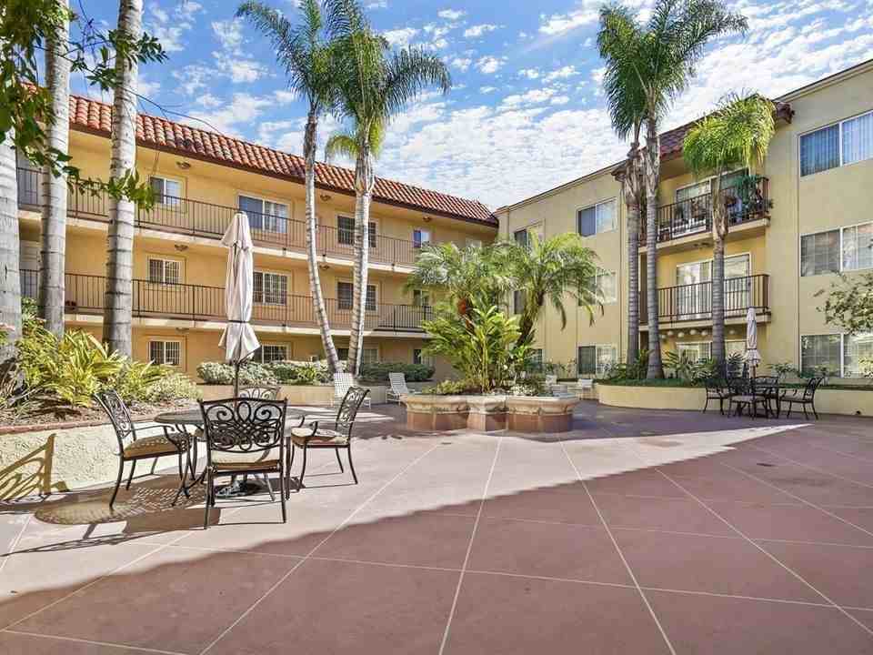 360 Hollywood Way - Photo 2 of 50