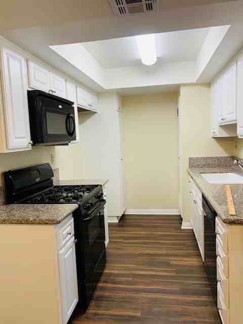 360 Hollywood Way - Photo 5 of 50