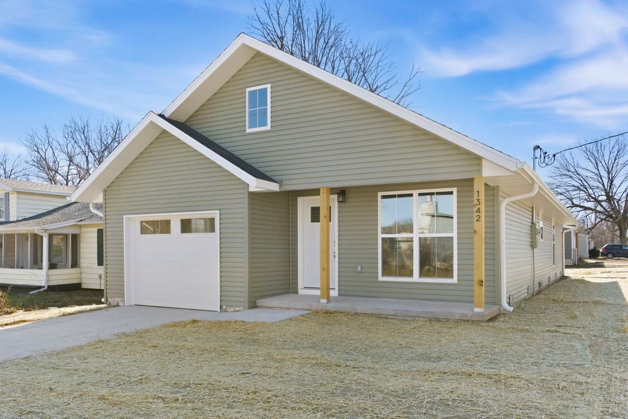 1342 E Blaine St - Photo 2 of 20