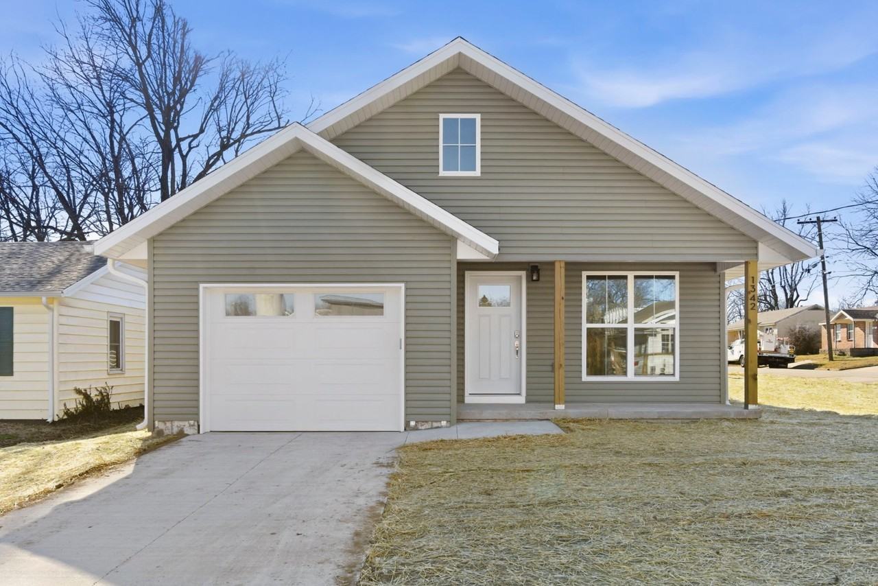 1342 E Blaine St - Photo 4 of 20