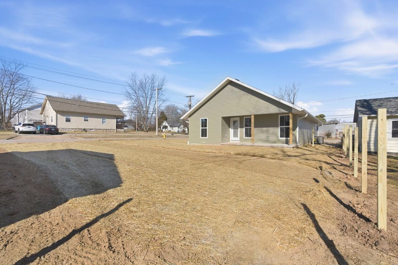 1342 E Blaine St - Photo 7 of 20