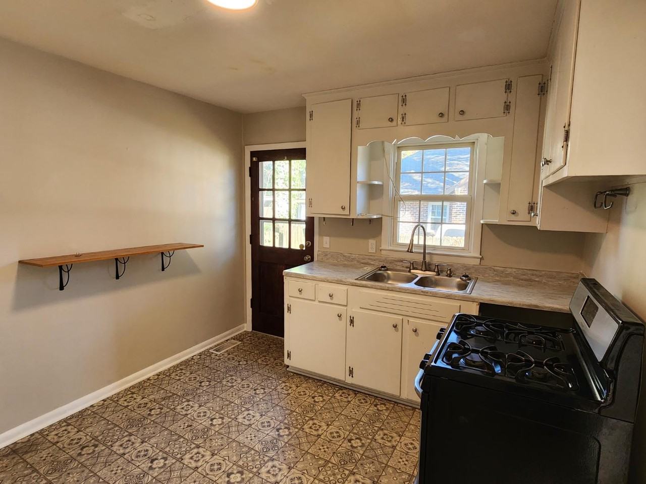 1108 Norwood St - Photo 4 of 15