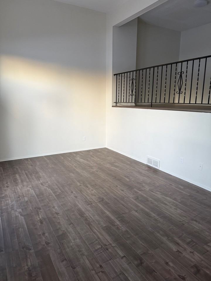 5-2669 Southvale Crescent - Photo 2 of 9