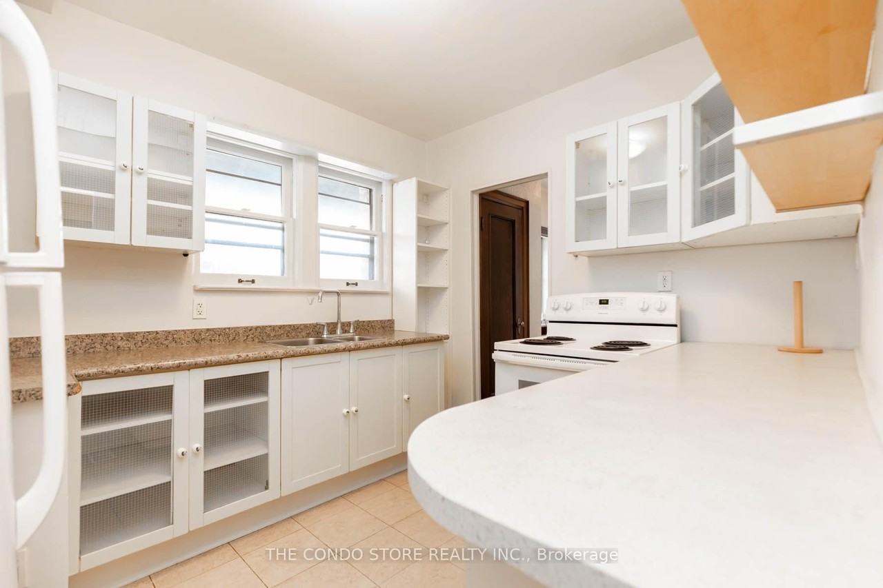 382 Roehampton Avenue - Photo 4 of 50