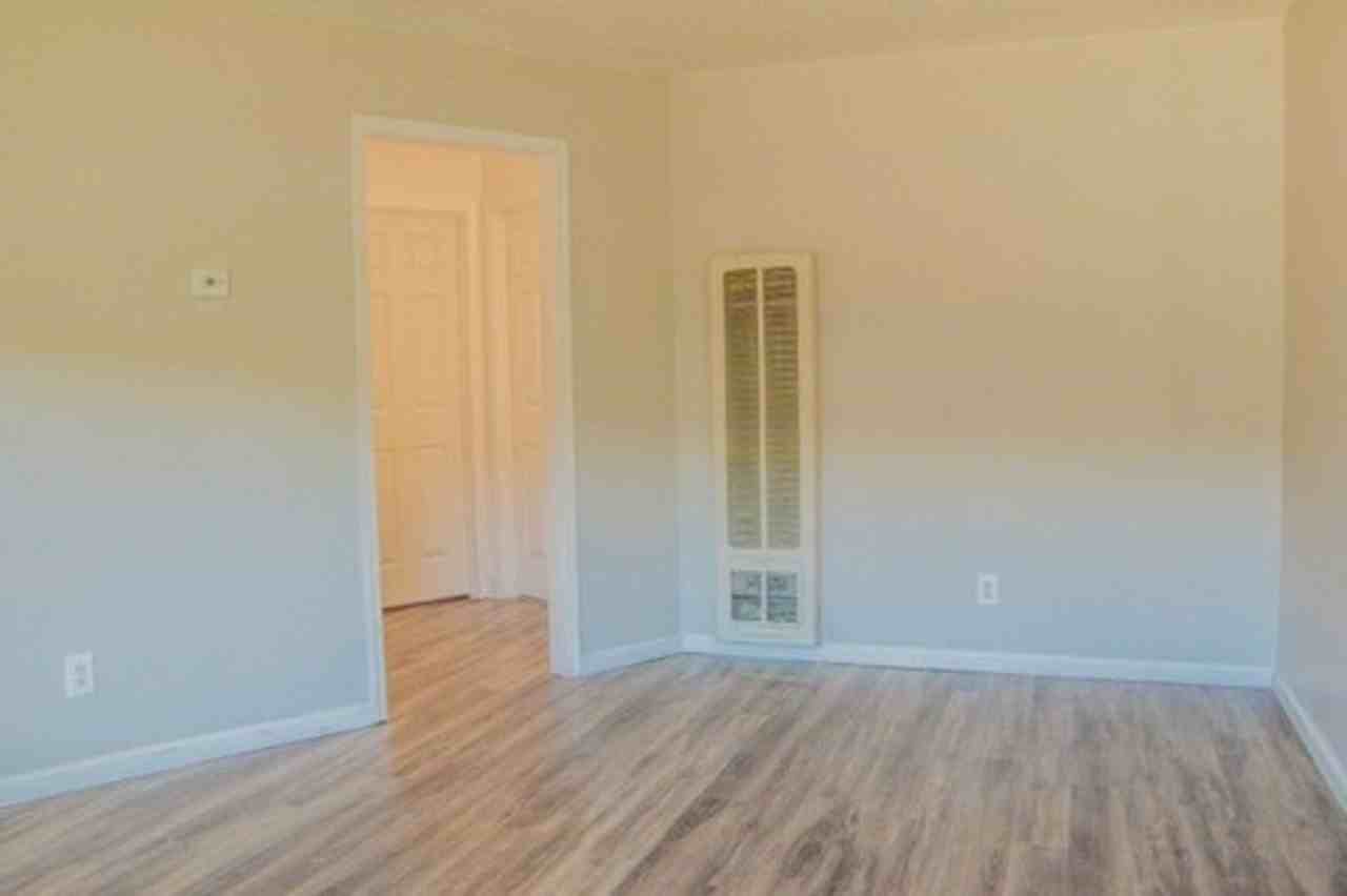 Hillcrest Apartments - Photo 4 of 23