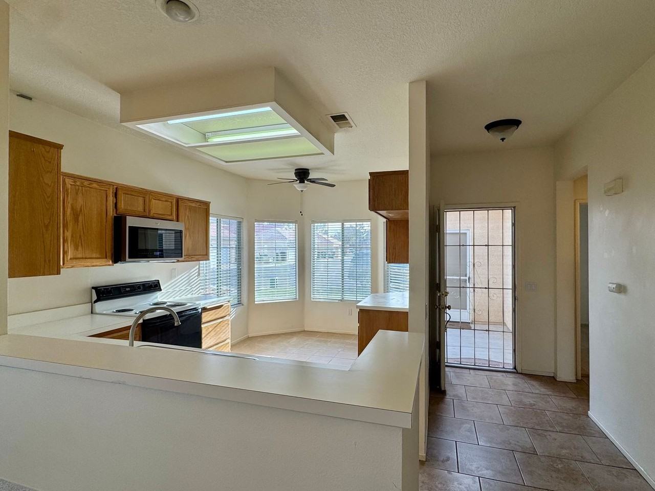 11670 Oak St - Photo 4 of 17