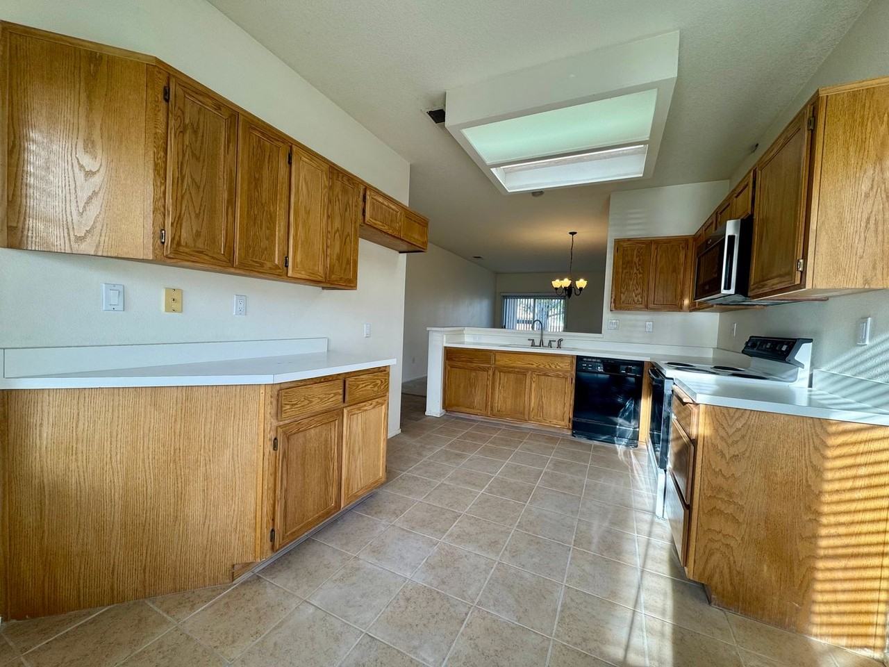 11670 Oak St - Photo 5 of 17