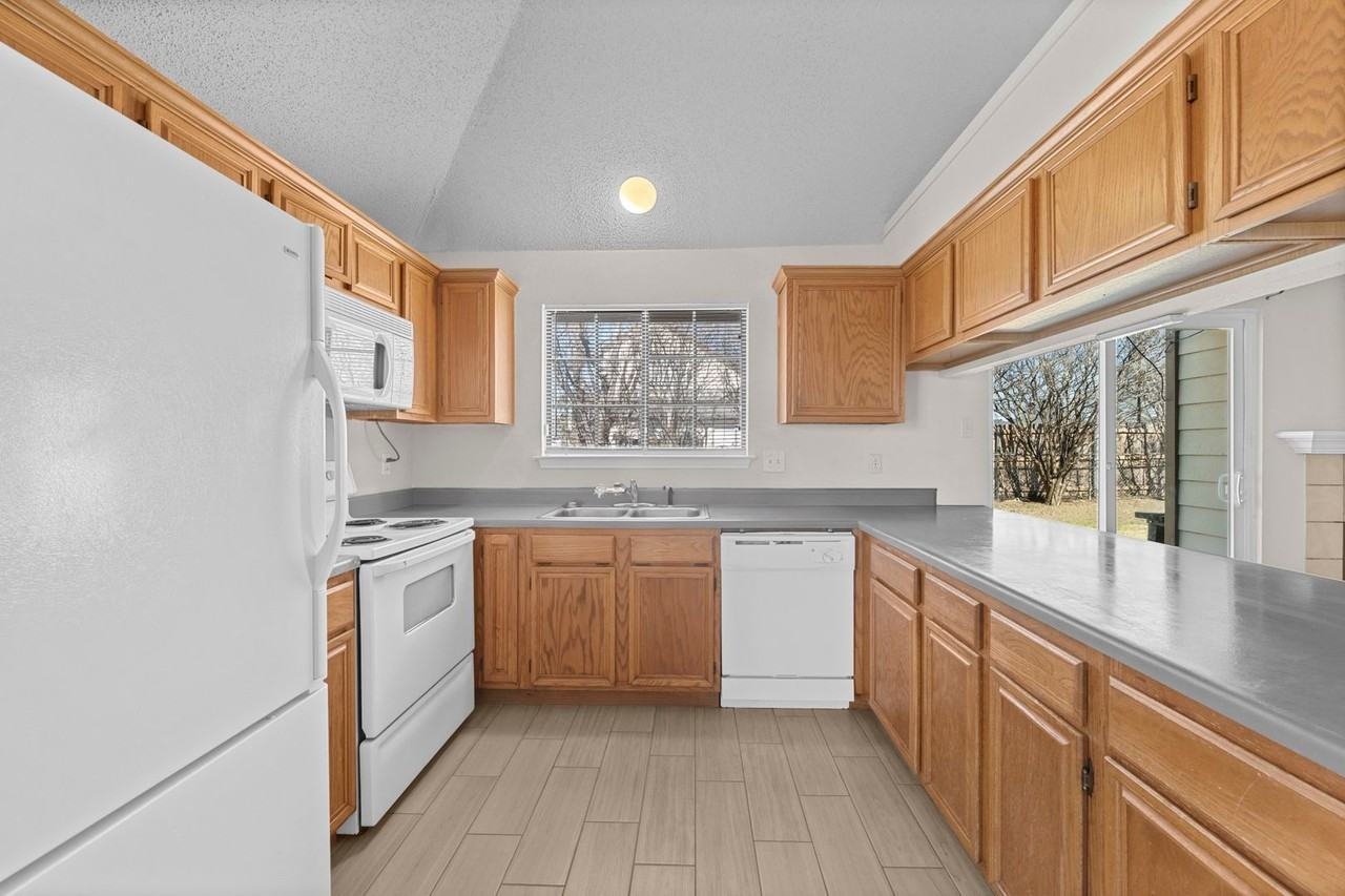 2701 Hemlock Dr - Photo 2 of 15