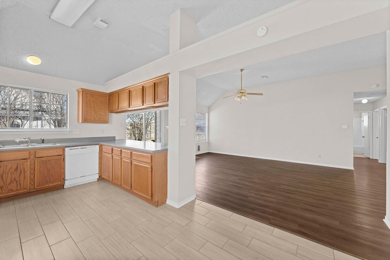 2701 Hemlock Dr - Photo 3 of 15