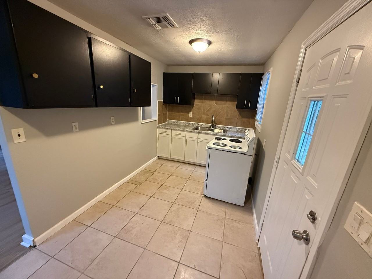 3521 Dundale Rd - Photo 3 of 7