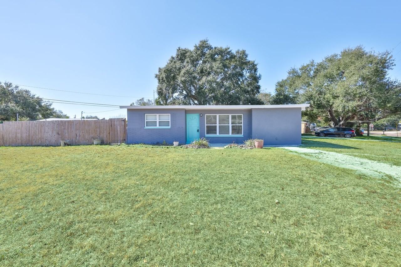 9300 90th Ave - Photo 2 of 28