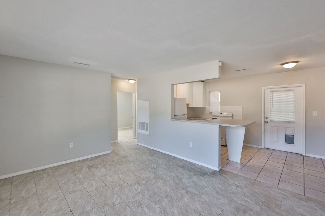 9300 90th Ave - Photo 5 of 28