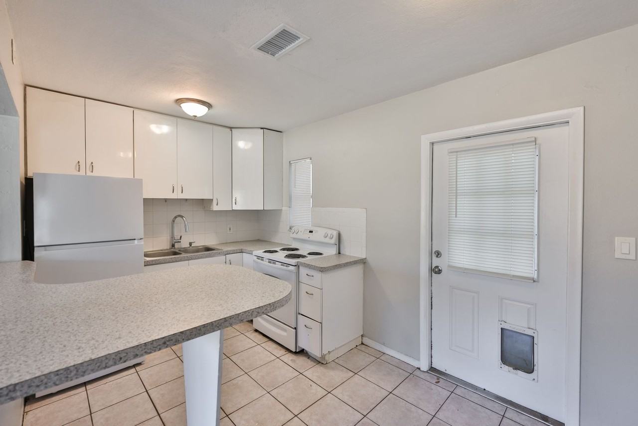 9300 90th Ave - Photo 6 of 28