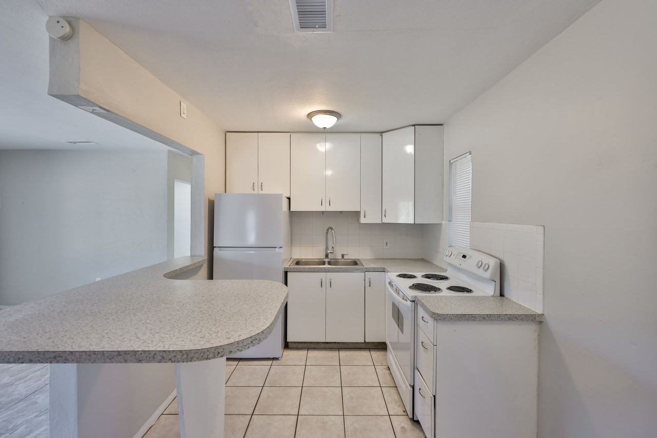 9300 90th Ave - Photo 7 of 28