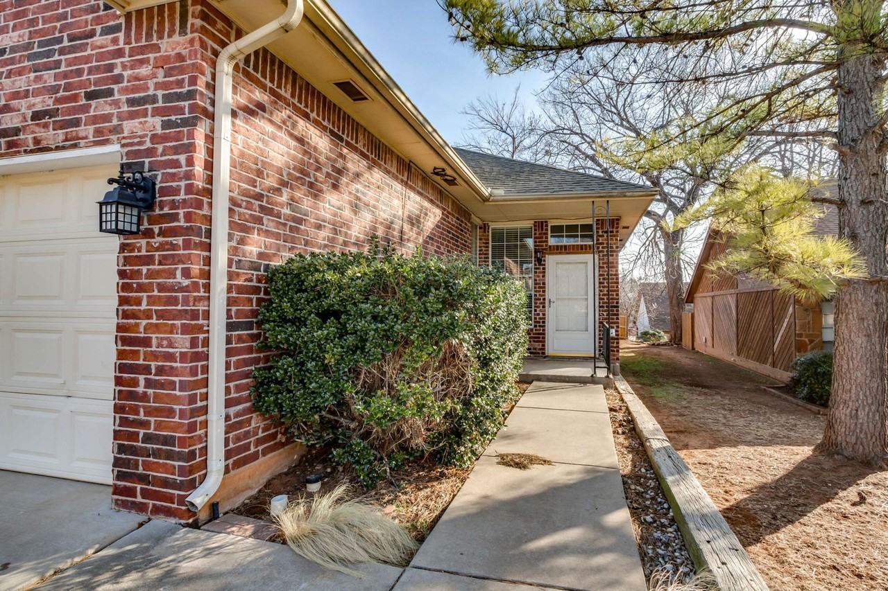 712 Rockridge Cir - Photo 3 of 50