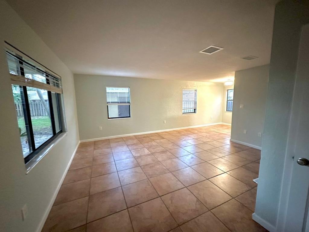 310 Oleander Pl - Photo 2 of 11