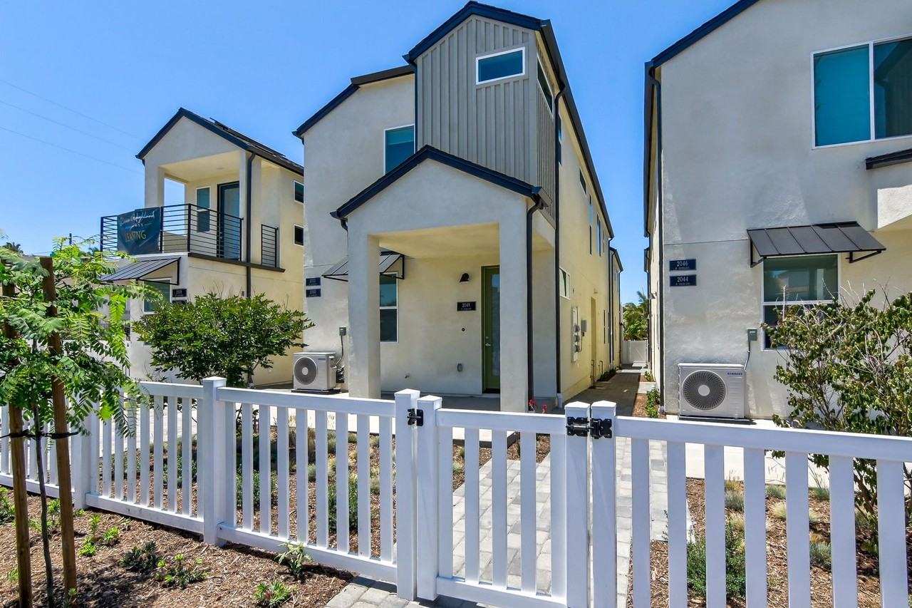 2050 - Photo 6 of 12