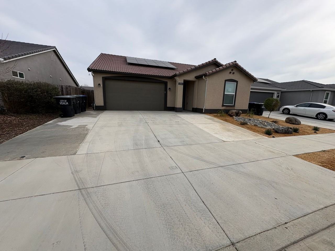 2234 S Oakhurst Ct - Photo 2 of 36