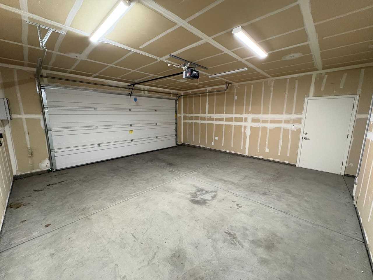 2234 S Oakhurst Ct - Photo 3 of 36