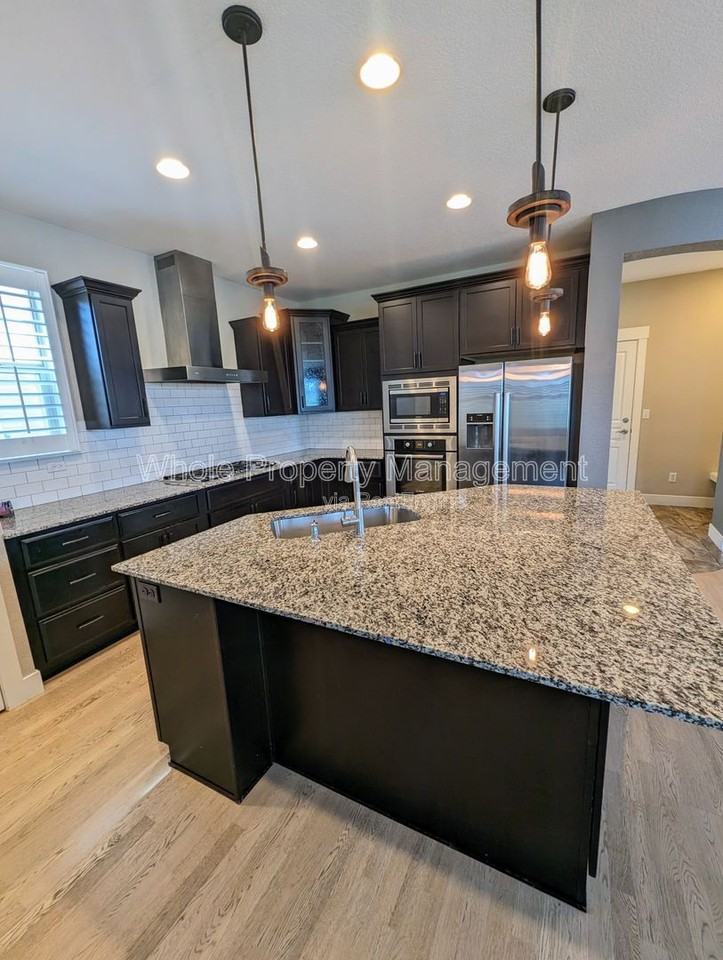 8054 E 49th Dr - Photo 5 of 40