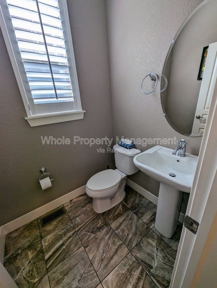 8054 E 49th Dr - Photo 7 of 40