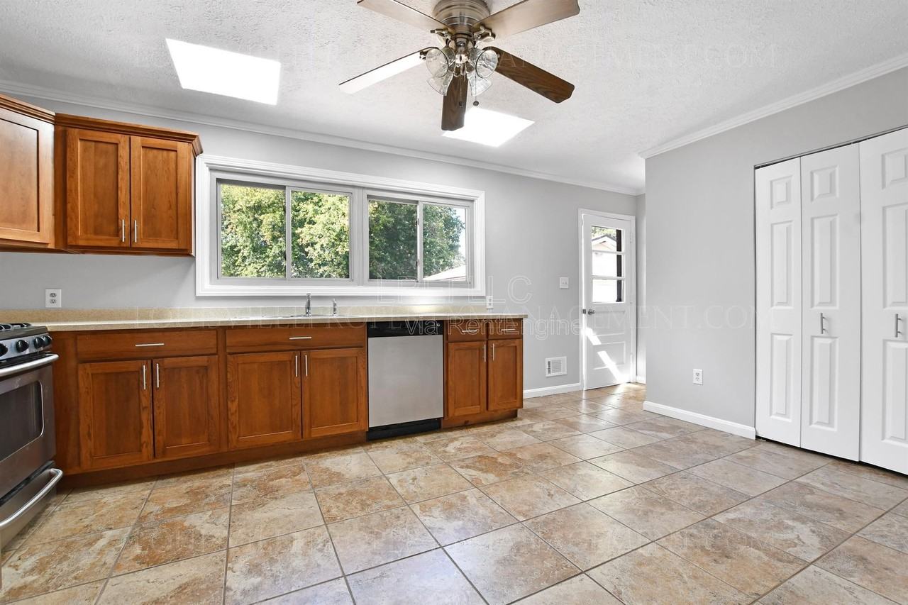 8212 Devonshire Dr - Photo 3 of 17