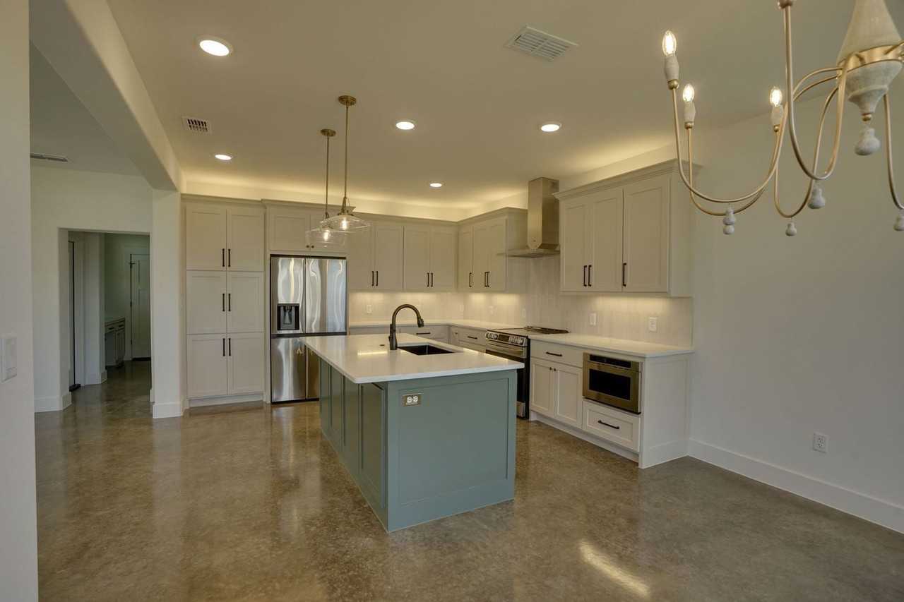 209 S Cardinal Ct - Photo 2 of 14