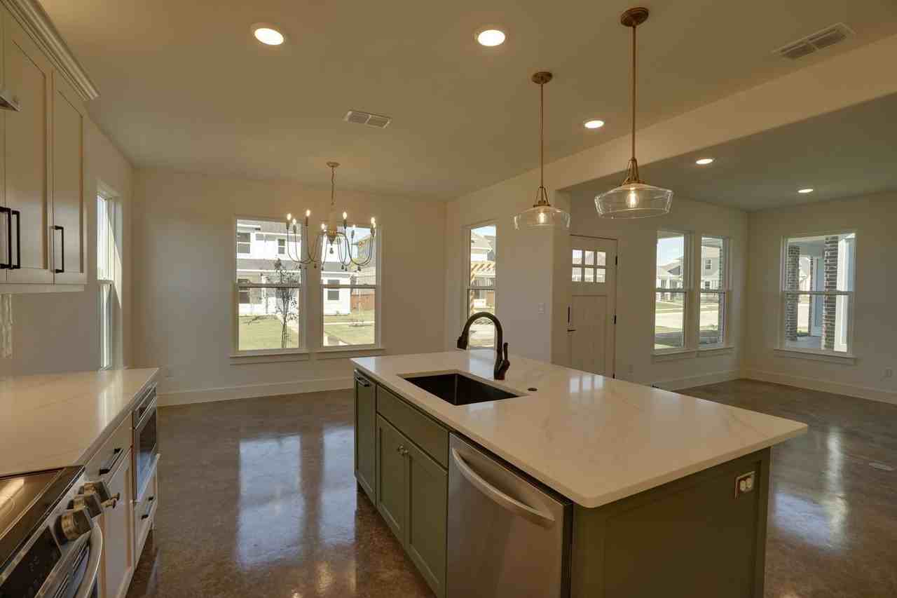 209 S Cardinal Ct - Photo 4 of 14