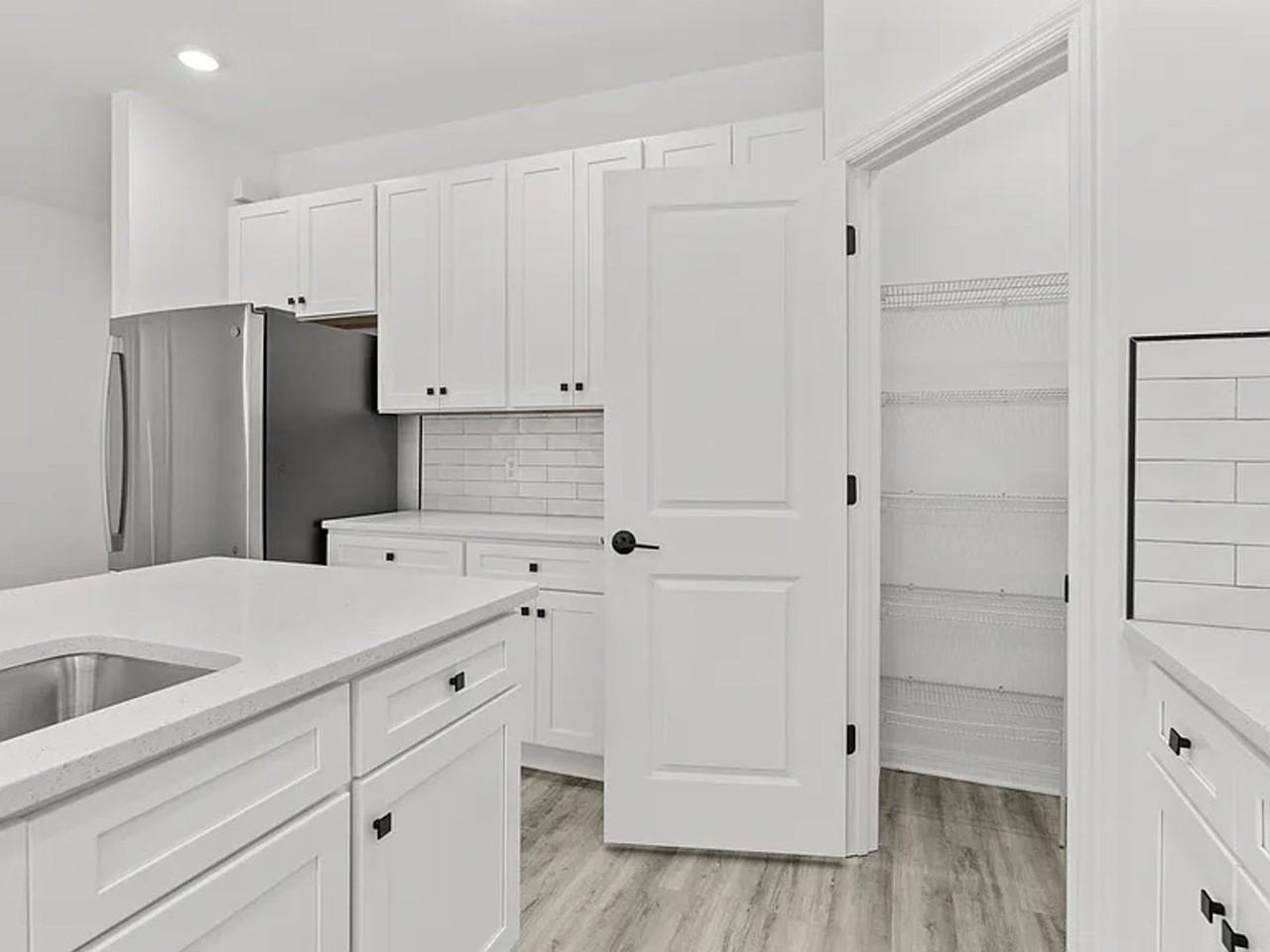 1141 Edgerton Ave - Photo 5 of 24