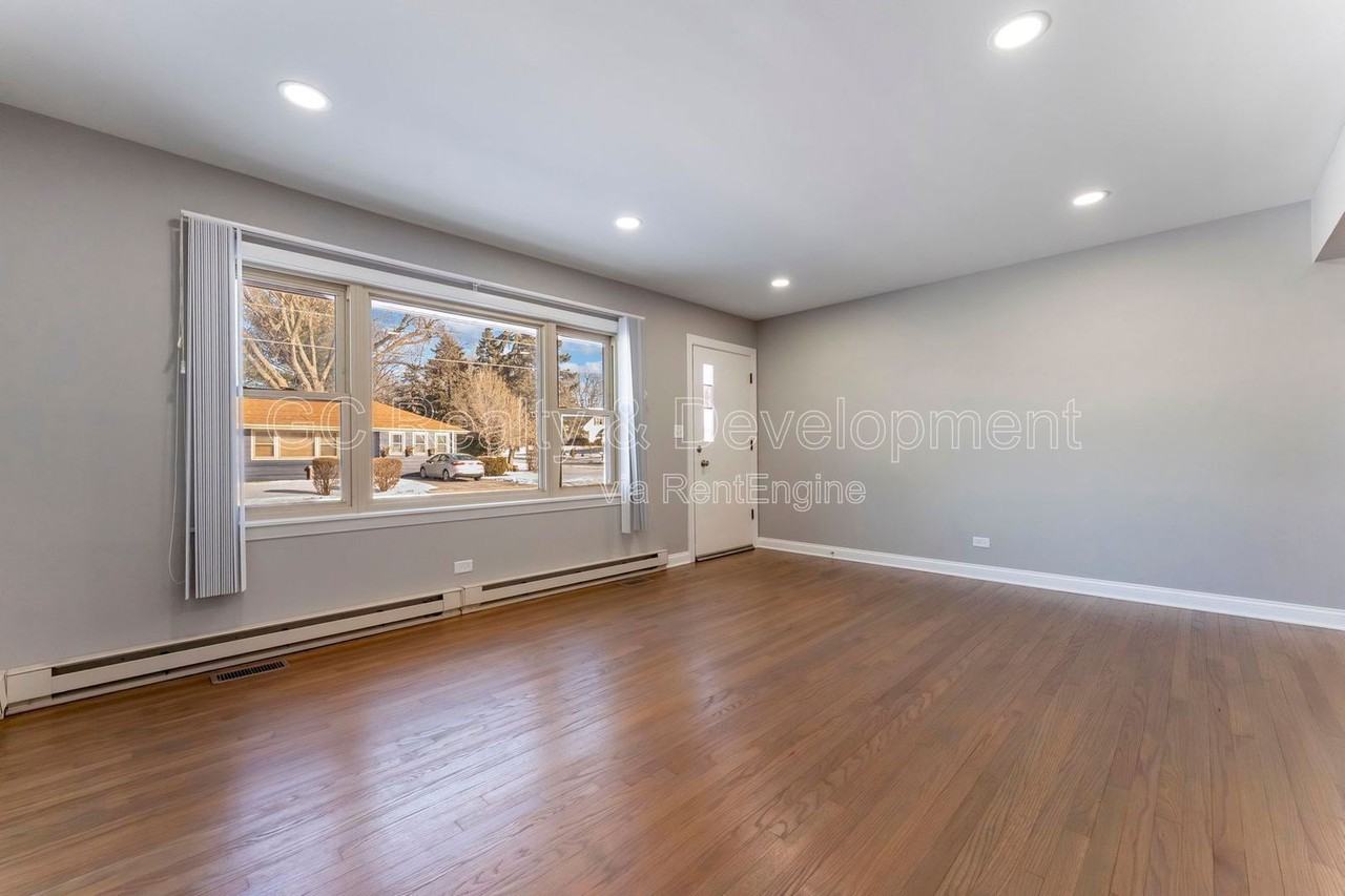 390 N Oak St - Photo 4 of 18