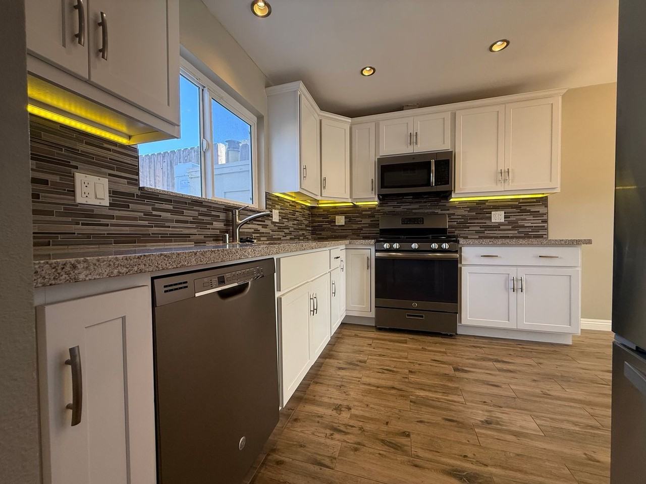 4830 Argyle Dr - Photo 5 of 31