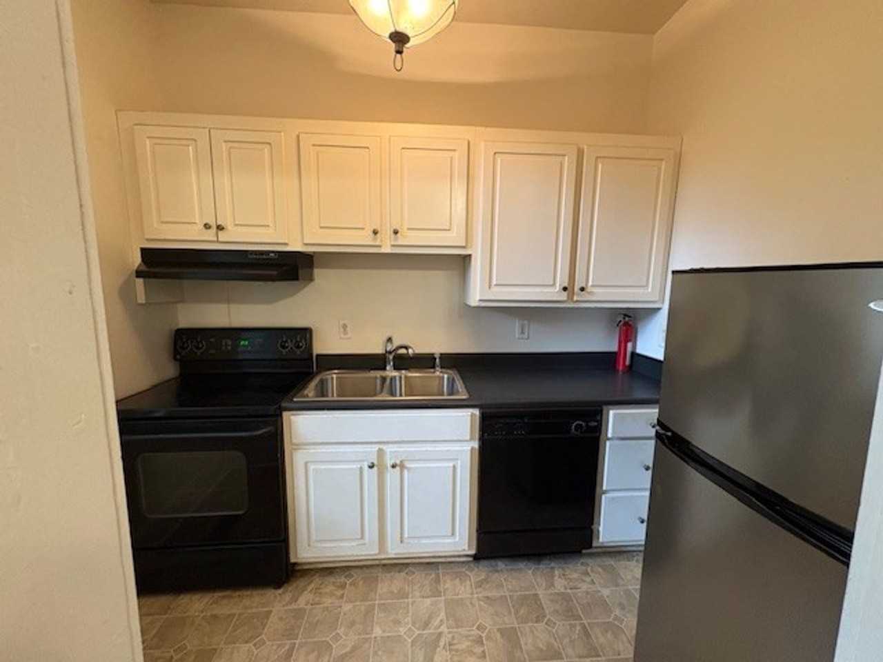 946 Magnolia St #3 - Photo 3 of 8