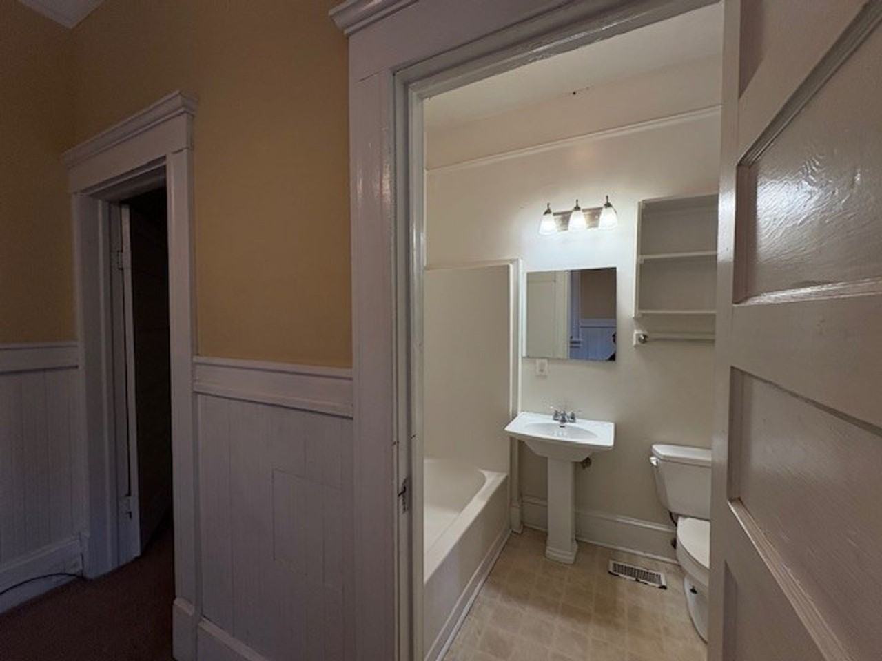 946 Magnolia St #3 - Photo 5 of 8
