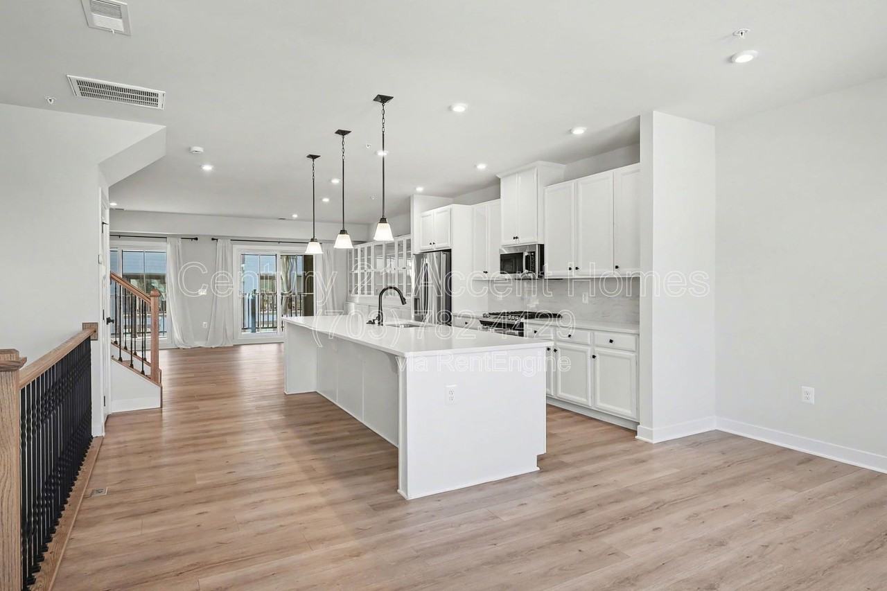 1705 Dunnington Pl - Photo 5 of 34