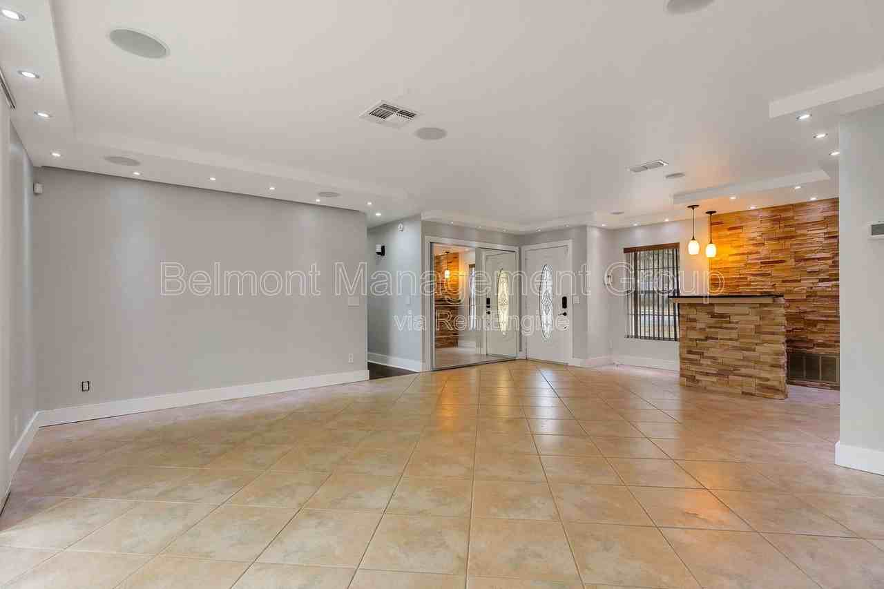 283 N Ranger Blvd - Photo 3 of 21